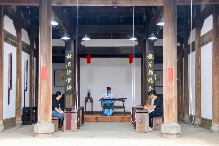 富人不富穷人不穷,富人更富穷人更穷