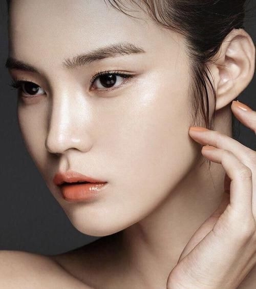 怎么化妆做到换头的效果,化妆如换头如何打造精致演员脸