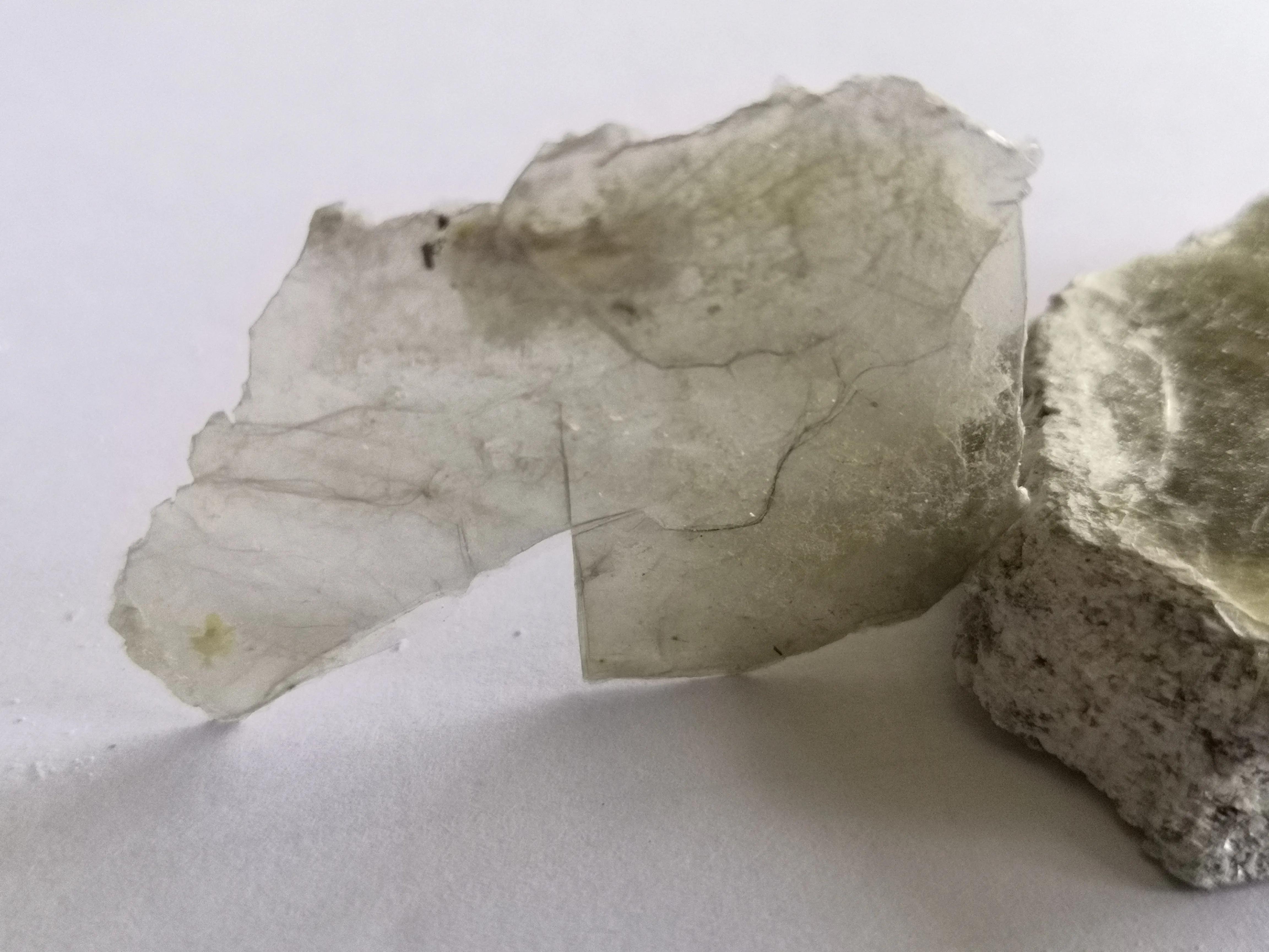 白云母和石英如何肉眼区别,白云母矿物图片