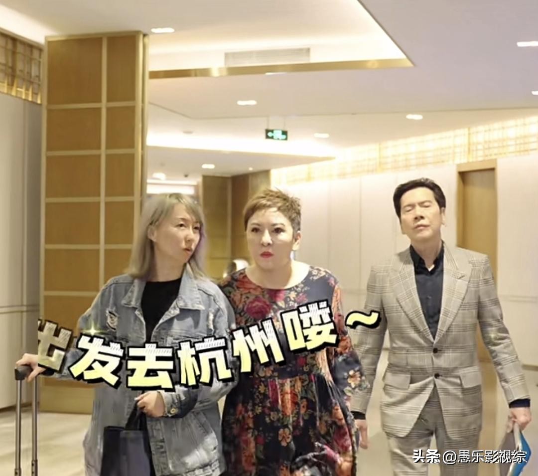 向华强夫妇包机回杭州，相互拍照秀恩爱，郭碧婷儿子正脸首曝光