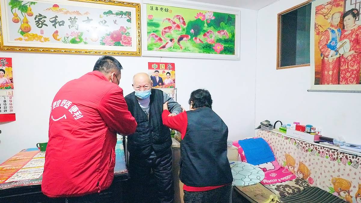 社区爱心传递慰问活动,暖冬爱心进社区慈善义卖送温暖