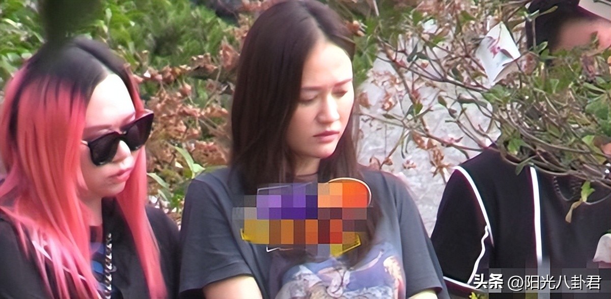 陈乔恩惦念乔任梁一脸笑意惹争议,陈乔恩为乔任梁扫墓