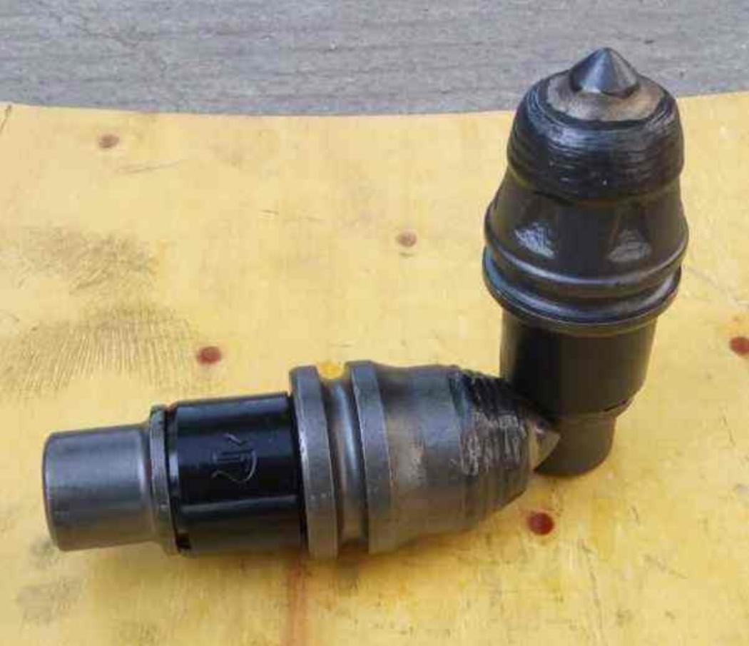 打桩机水鬼捞钻头3d演示,为什么打桩机一定要人下水里面捞