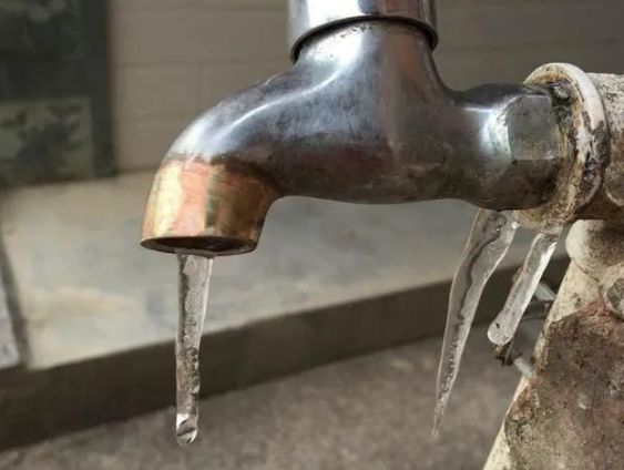 户外地下水管冻住了如何快速解冻,水管被冻住了自然解冻要多少度