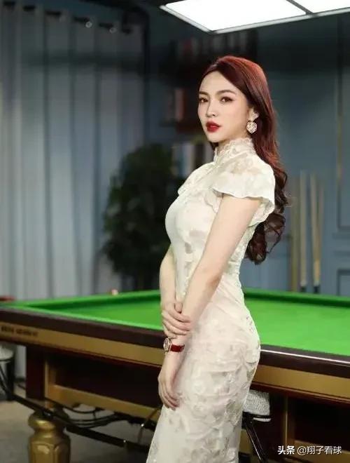 台球裁判王钟瑶打球图片,桌球女裁判王钟瑶身材