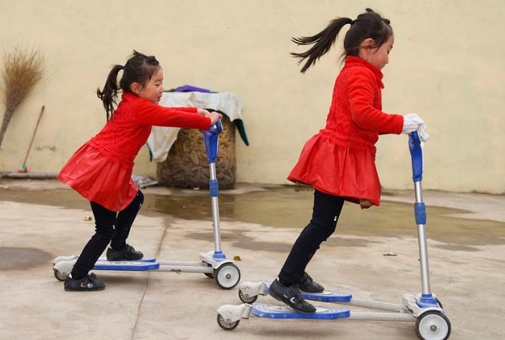 双胞胎姐妹牛奶豆浆,双胞胎姐姐喝牛奶