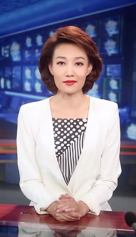 “*款贷**上班”20年，44岁仍单身，低头念稿又嘴瓢的她却收获全网好评