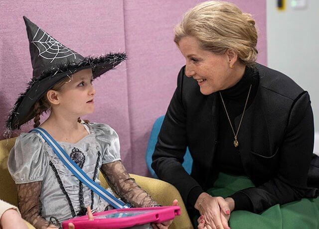 英女王2019穿搭,英国女王时尚潮流穿搭