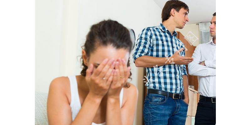 男邻居说捡到了我的衣服，我上去看了才发现那是我的内衣