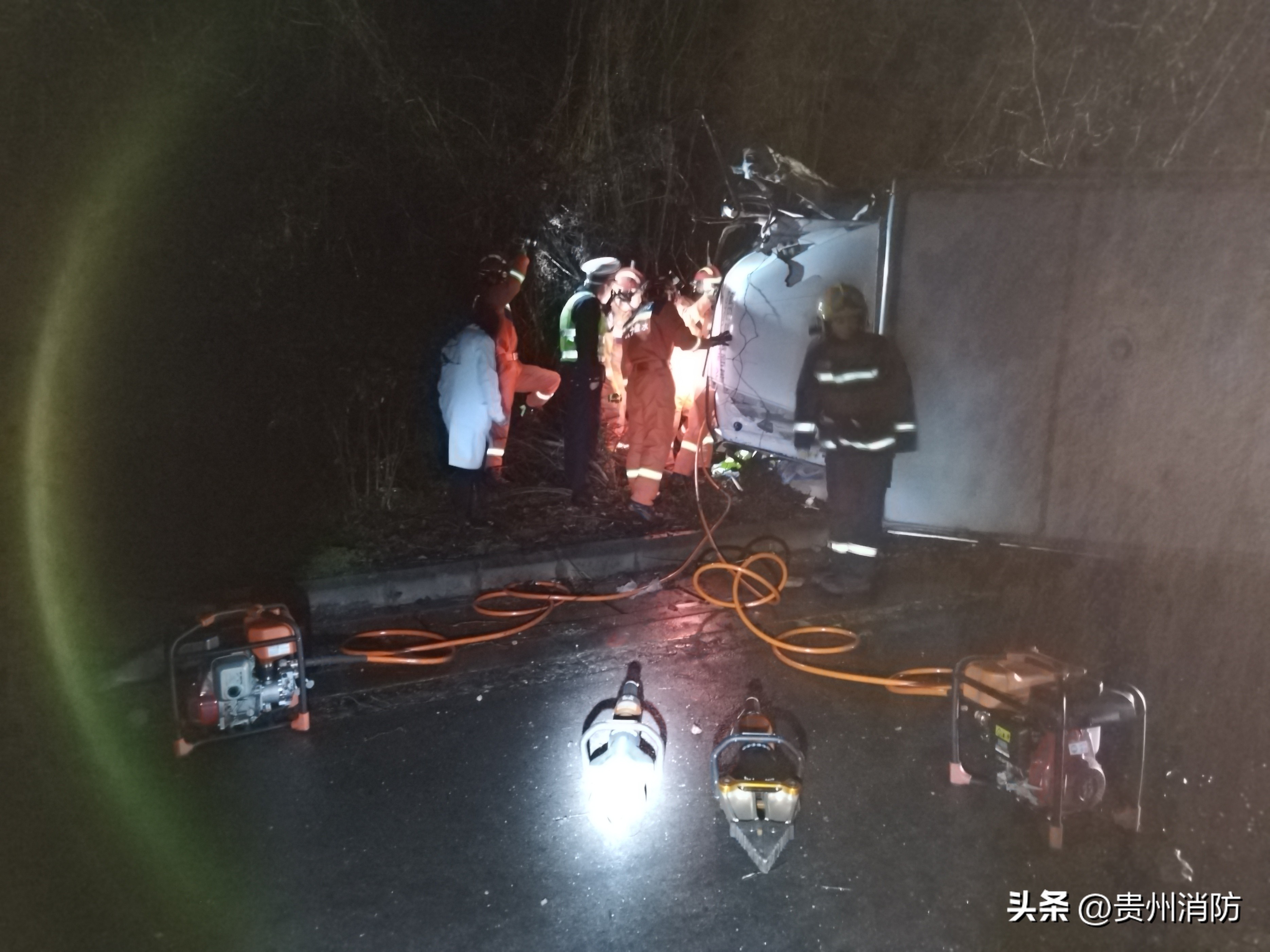 大货车高速被追尾消防成功救援,四车追尾一人被困消防及时救援