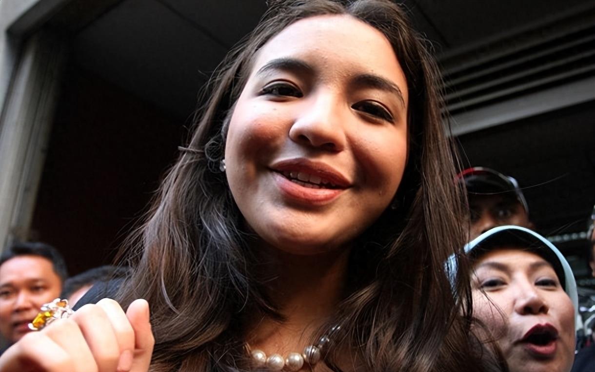 嫩模嫁王子当王妃，却每晚被下药*辱侮**，出逃16张照片*光王曝**子猥琐