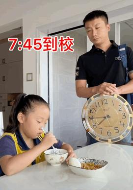 家长辅导孩子作业鸡飞狗跳场景,家长辅导孩子学习鸡飞狗跳