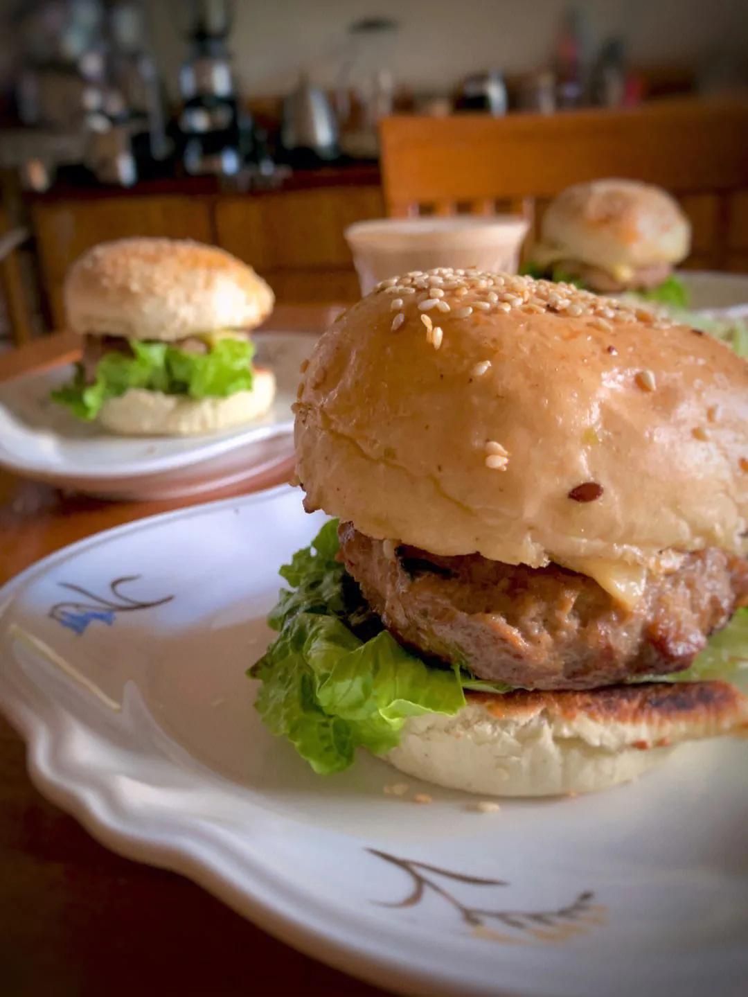 合伙开汉堡店只卖几十块钱,3人合伙20多万开汉堡店现在怎么样