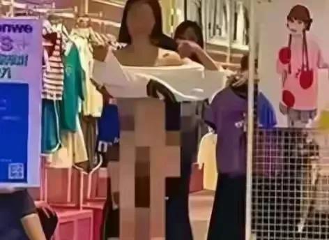 一名女子在广场上赤裸裸地走街上,引来众多群众的围观和猜疑