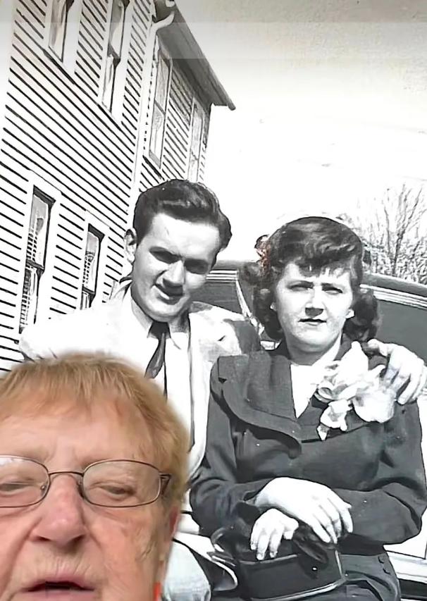 国外老太太参加前男友葬礼 (外国老太太参加前任葬礼)