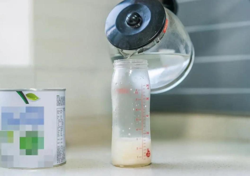 宝爸直接用热水冲奶粉被月嫂骂了，这才是正确的冲奶粉方式