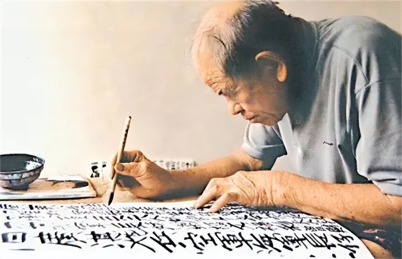 “九龙皇帝”曾灶财：称香港是自家封地，坚持涂鸦宣示主权50多年