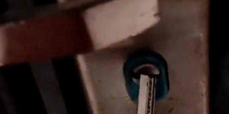 孩子淘气把自己锁在保险柜,门被反锁只需要一枚硬币快速打开