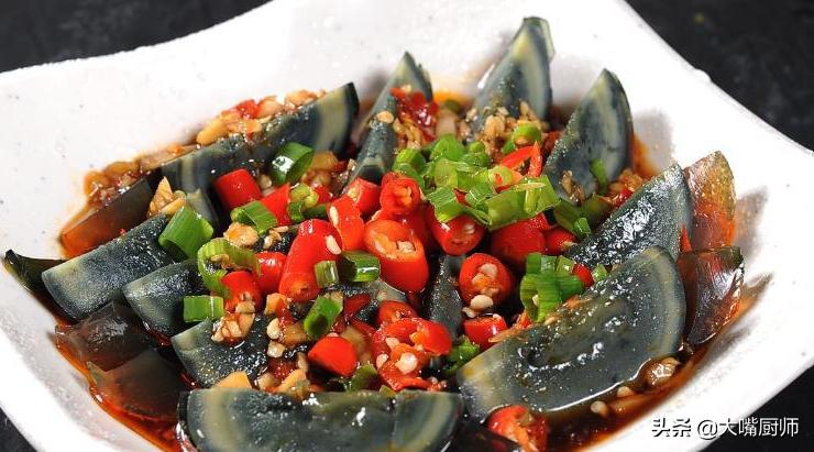 凉拌皮蛋，3种调料必不可少，没碱味不苦涩，爽滑鲜美，吃着舒服