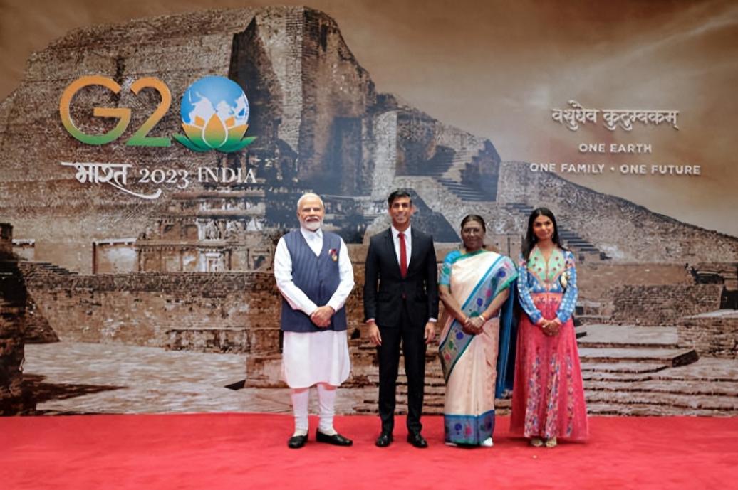 英国第一夫人在印度新照！穿粉色纱丽少女感满满，苏纳克也帅