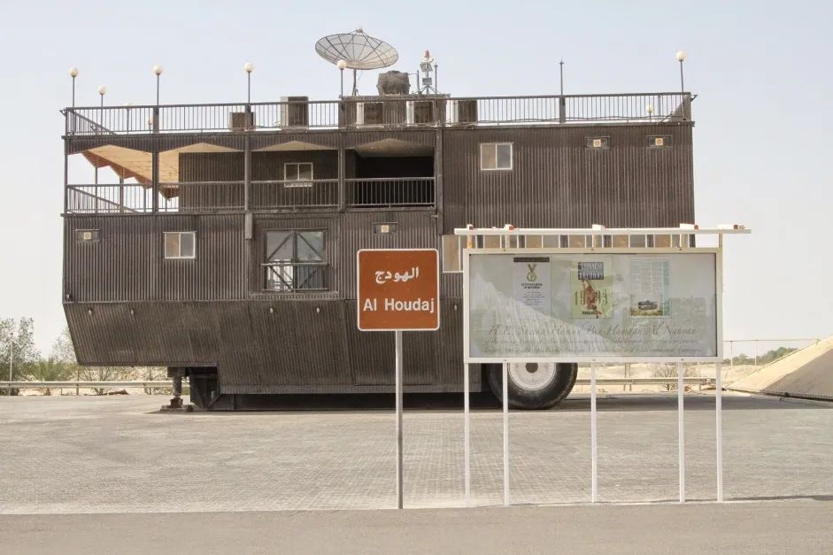 这个专开大车的中东浪子，最近搞了台两层楼高的悍马