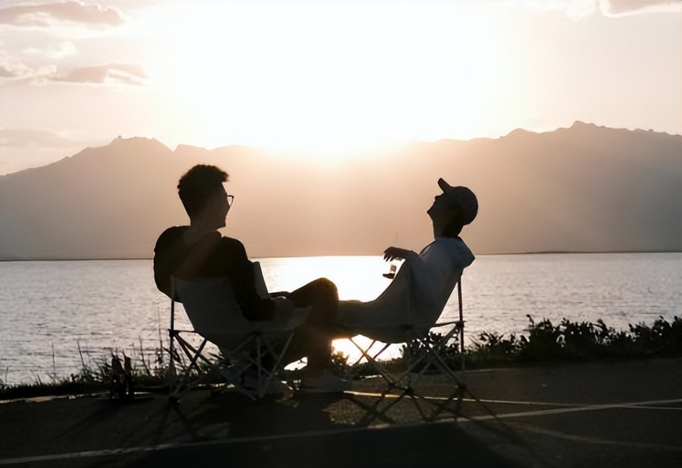 恭喜！央视主持王嘉宁官宣结婚，超大钻戒瞩目，被誉为董卿接班人