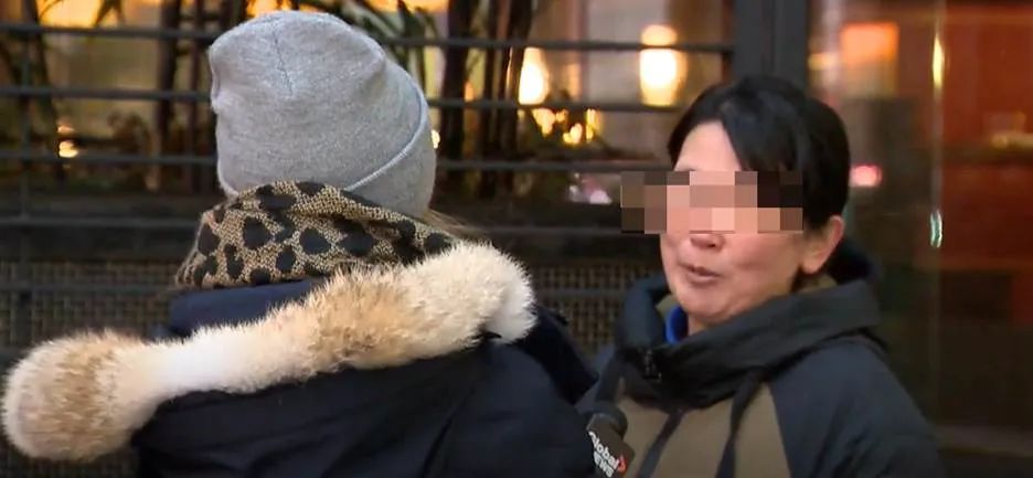 单亲妈妈带着两岁娃流浪,单亲华人妈妈带3个孩子