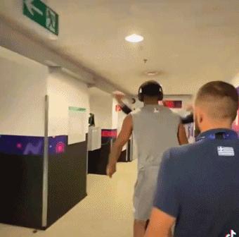 意大利球员滑跪庆祝,意大利主帅谈字母哥