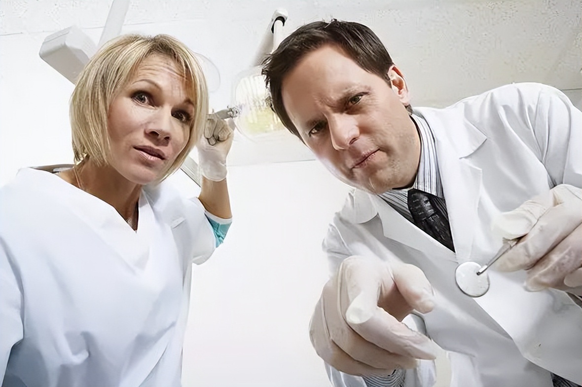 嘴巴里总有一股臭味刷牙管用吗,怎么刷牙牙齿都有异味