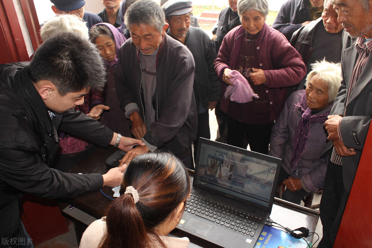 60岁超龄农民工应不应该被辞退,六十岁农民工被清退