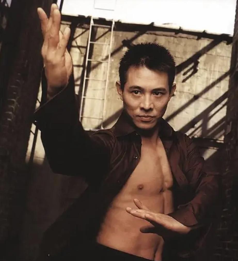 原来吴京真没吹牛！李连杰出脚就是杀人技，计春华：我抗不住一脚