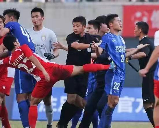 深圳队郜林陈涛,郜林被罚下场