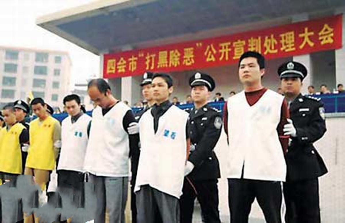 05年广东警察遭枪杀，为何群众放鞭炮庆祝，更有万人替凶手求情？