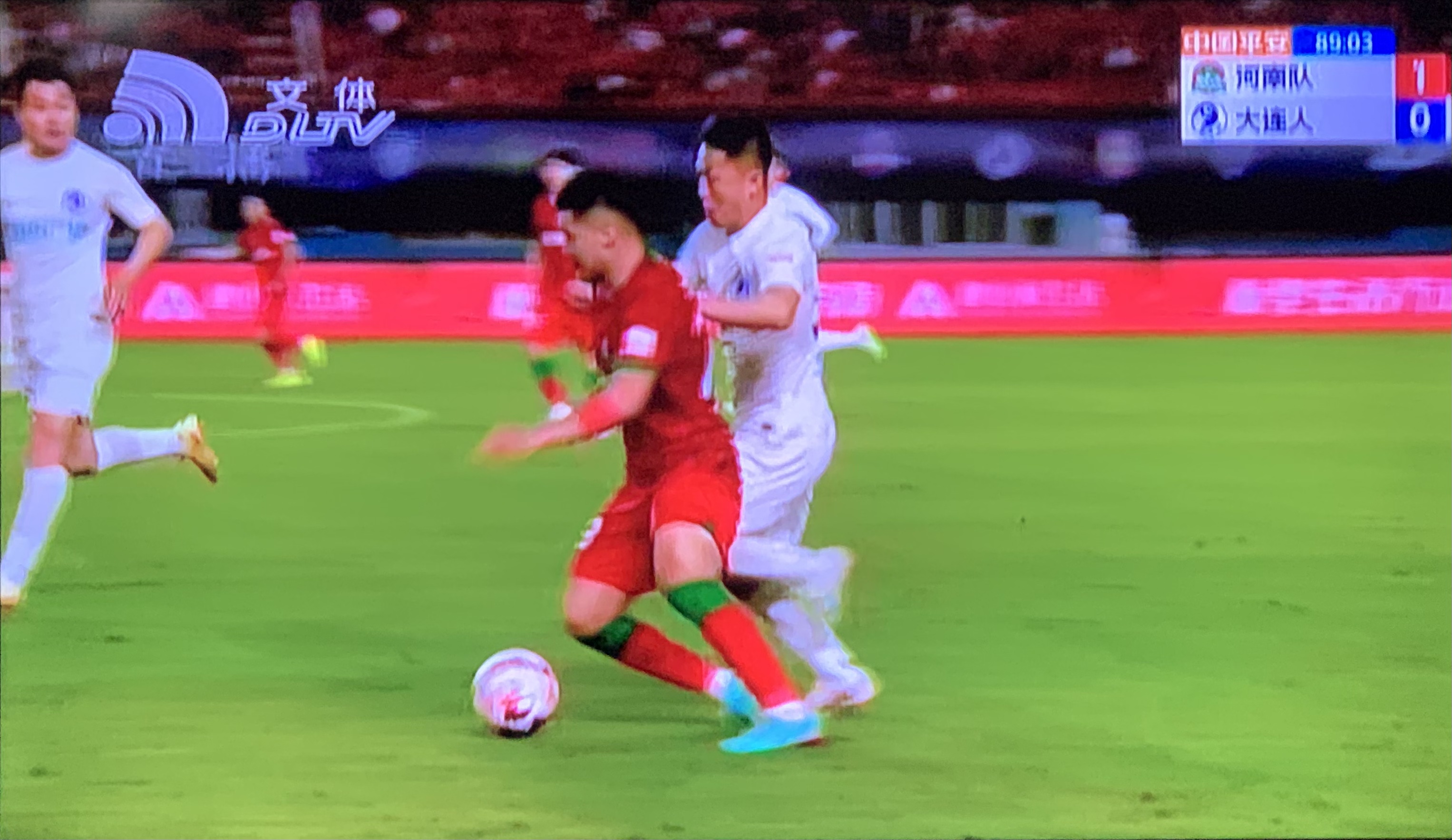 大连人降级赛后球迷的视频,大连人输球青岛海牛保级