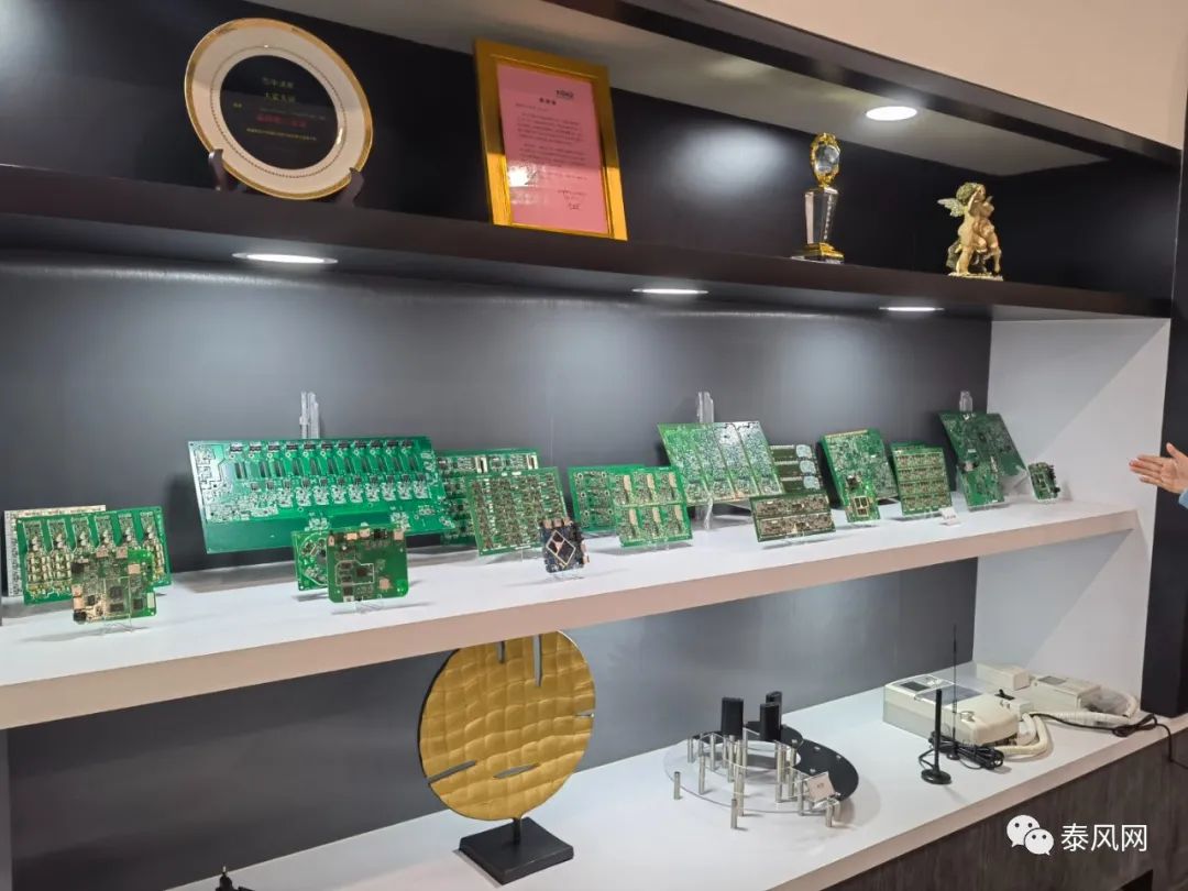 泰华女企业家卢嫣打造“天龙电子”企业泰中文联拜访团参观取经