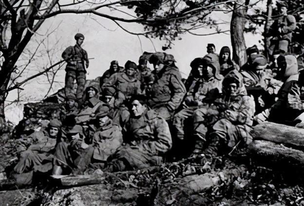 老兵看望去世战友一句话瞬间泪奔,断腿老兵看望战友