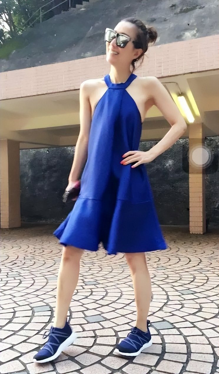 脖子青筋暴起、胸部瘦成排骨，这8位女明星的审美太畸形了