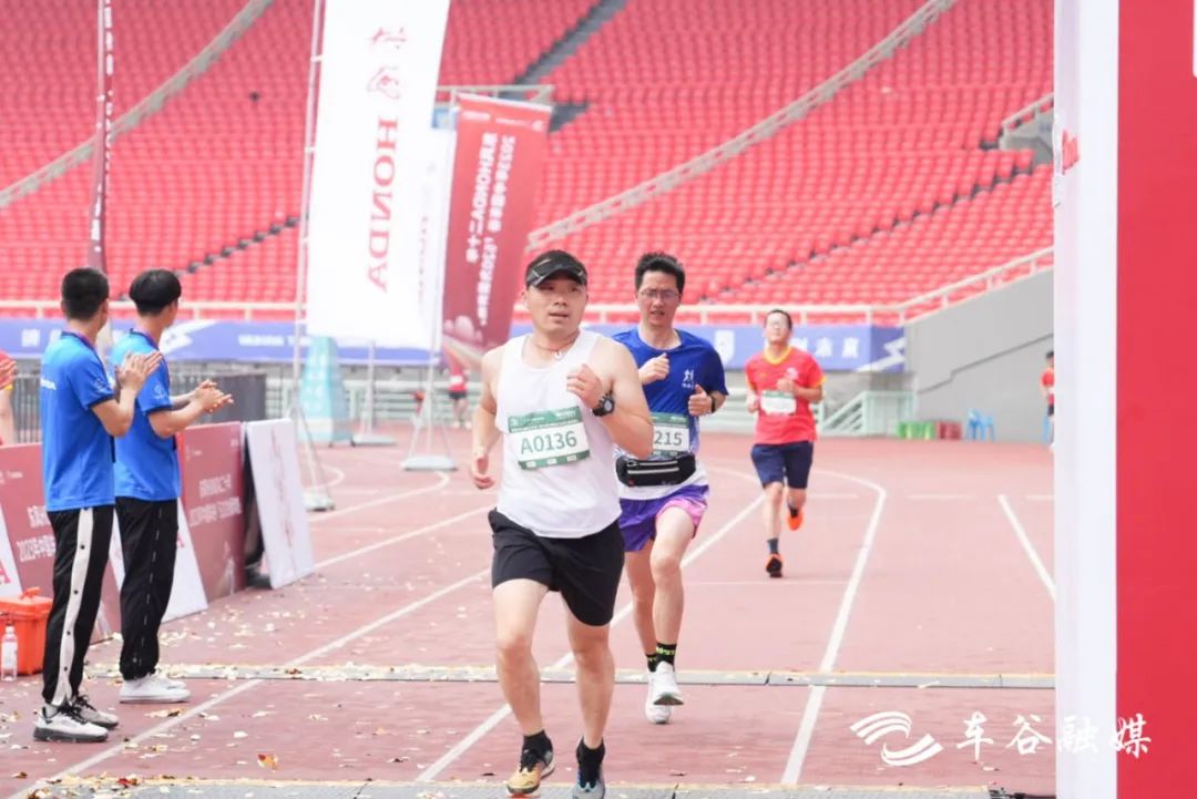 祝贺东风本田建设二十周年，两千余跑友“铁马”赛道“为爱奔跑”