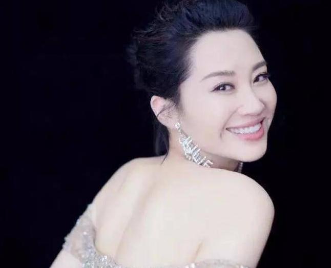 风情万种许晴现状,如今53岁的许晴身材和颜值