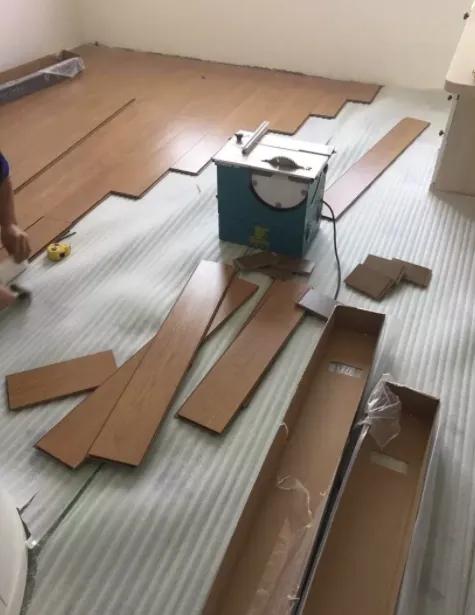 装修木地板怎么铺视频教程,装修铺强化木地板避坑攻略