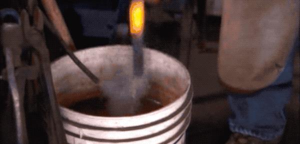 马为什么要钉马蹄铁,给马钉马蹄铁的视频