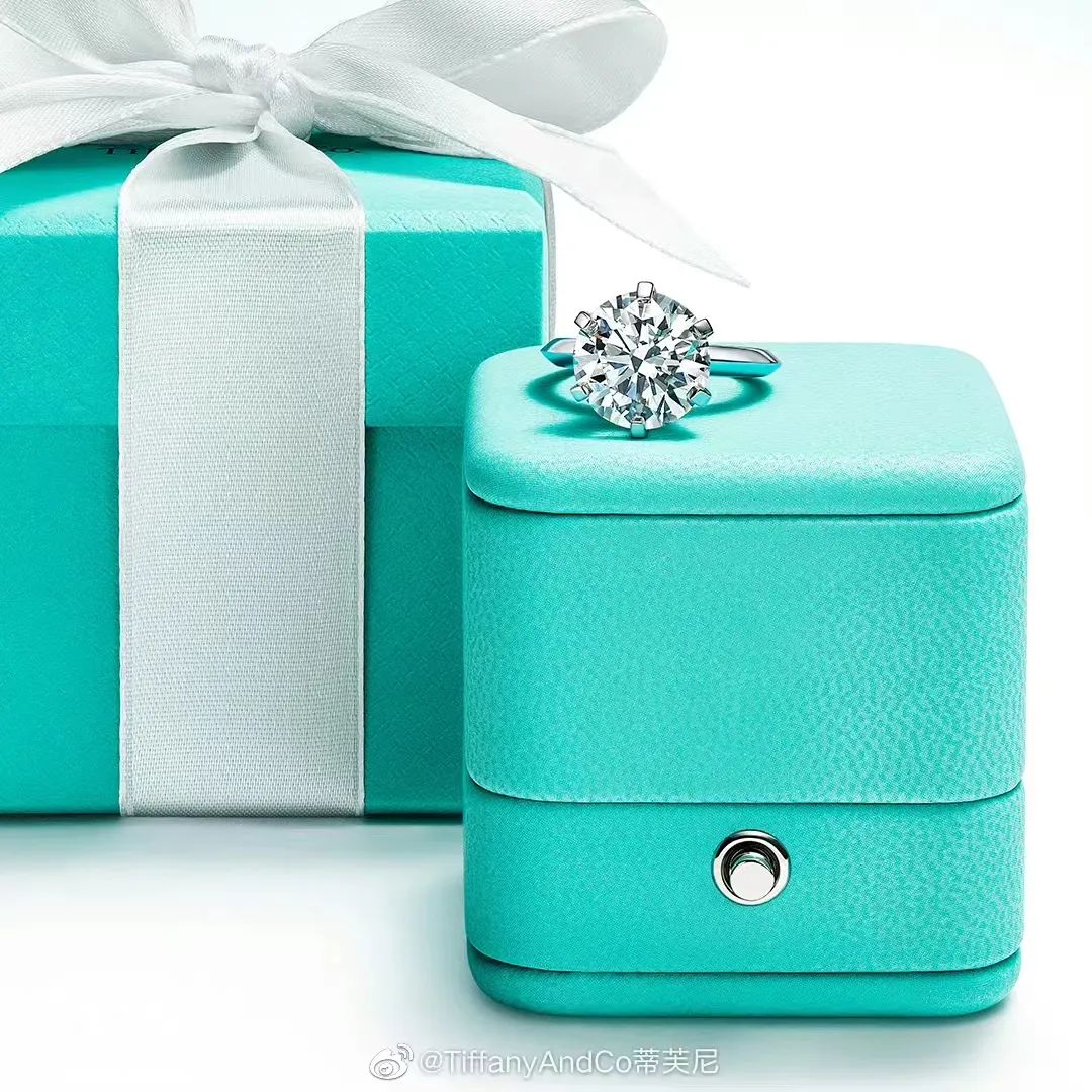 何超莲婚礼礼服珠宝,何超莲收藏的珠宝