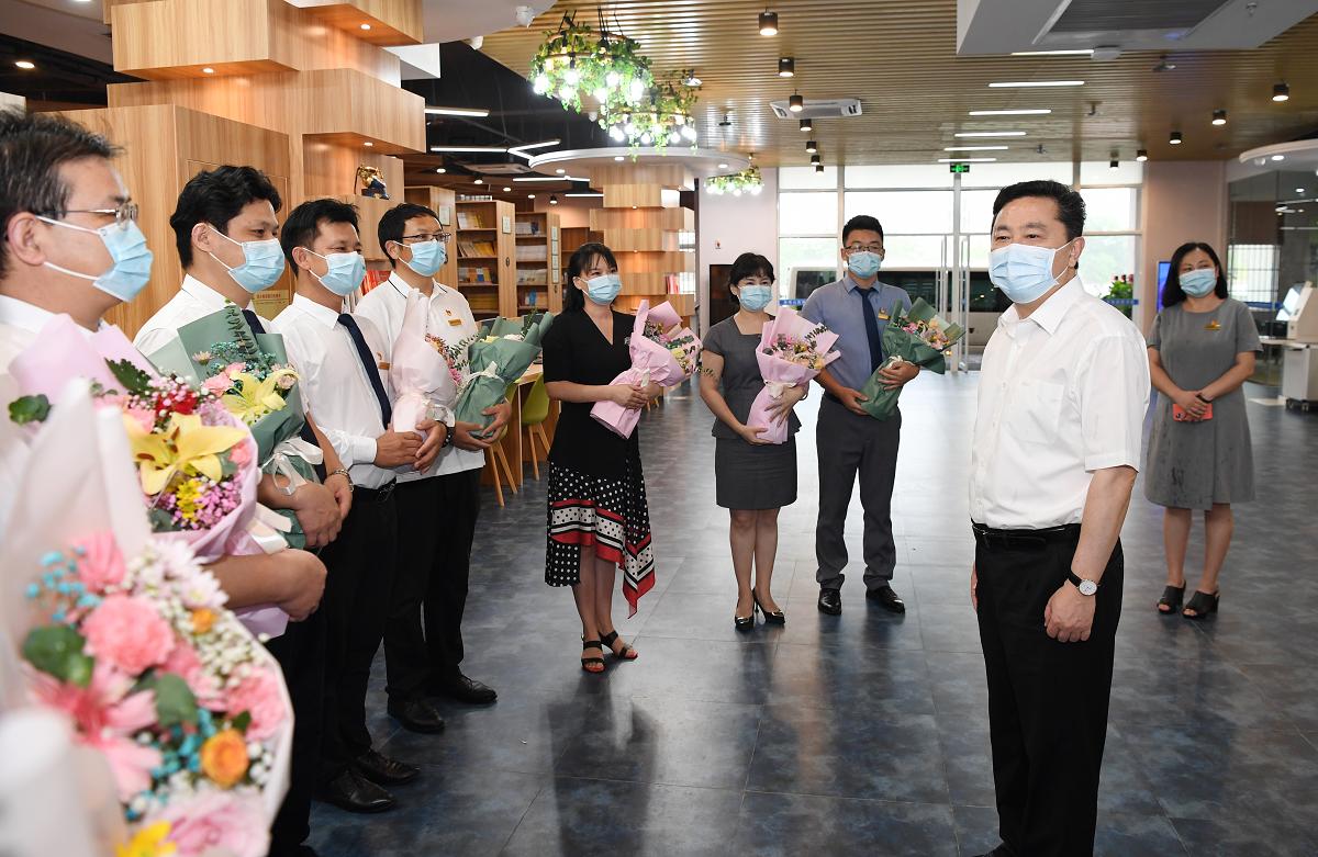 区委书记王代刚走访慰问一线教师,县委书记潘峰带队慰问一线教师