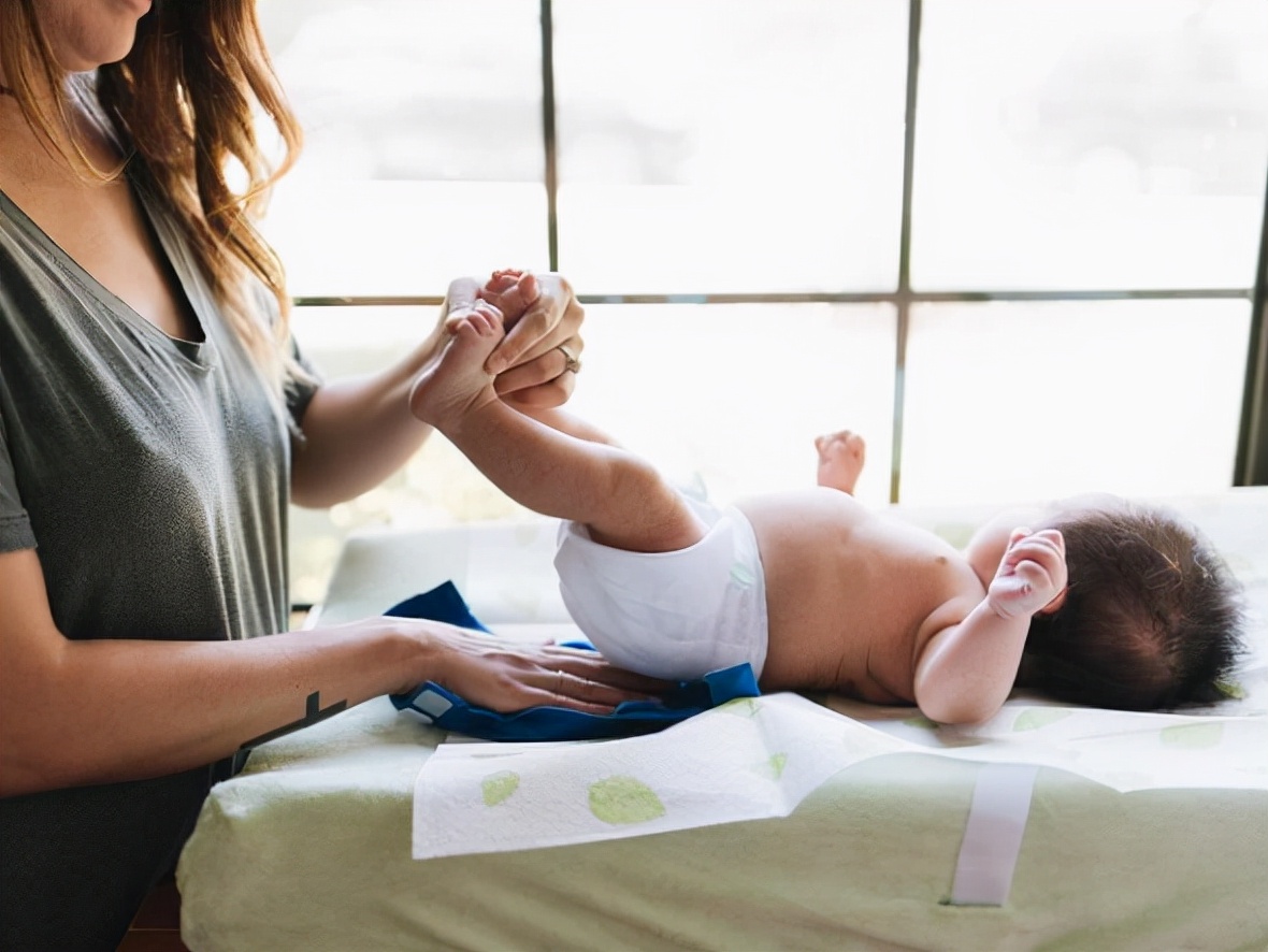 宝宝拉粑粑后，是该用水洗还是用纸巾擦？正确处理方法要牢记