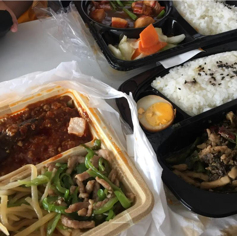 为什么火车盒饭越来越便宜,火车上的盒饭为何最后便宜