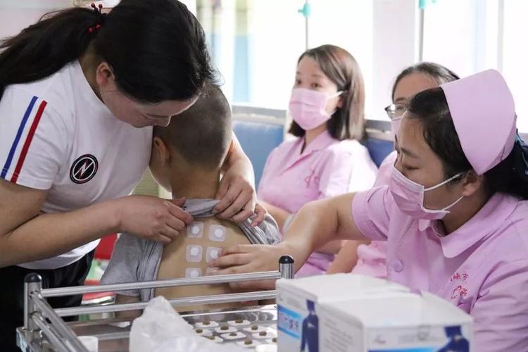 小儿支气管哮喘治疗过程中，配合穴位敷贴护理，收效更佳