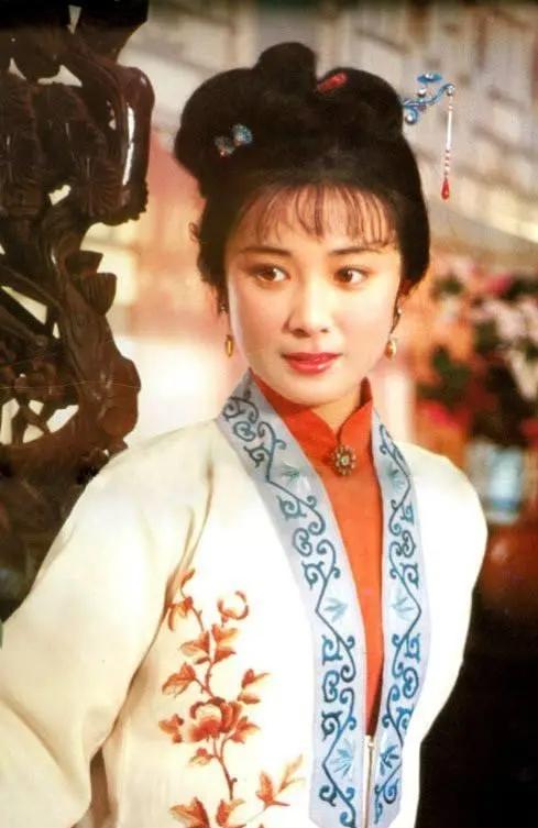 56岁傅艺伟曾是最美苏妲己,傅艺伟妲己最美瞬间为母祝寿