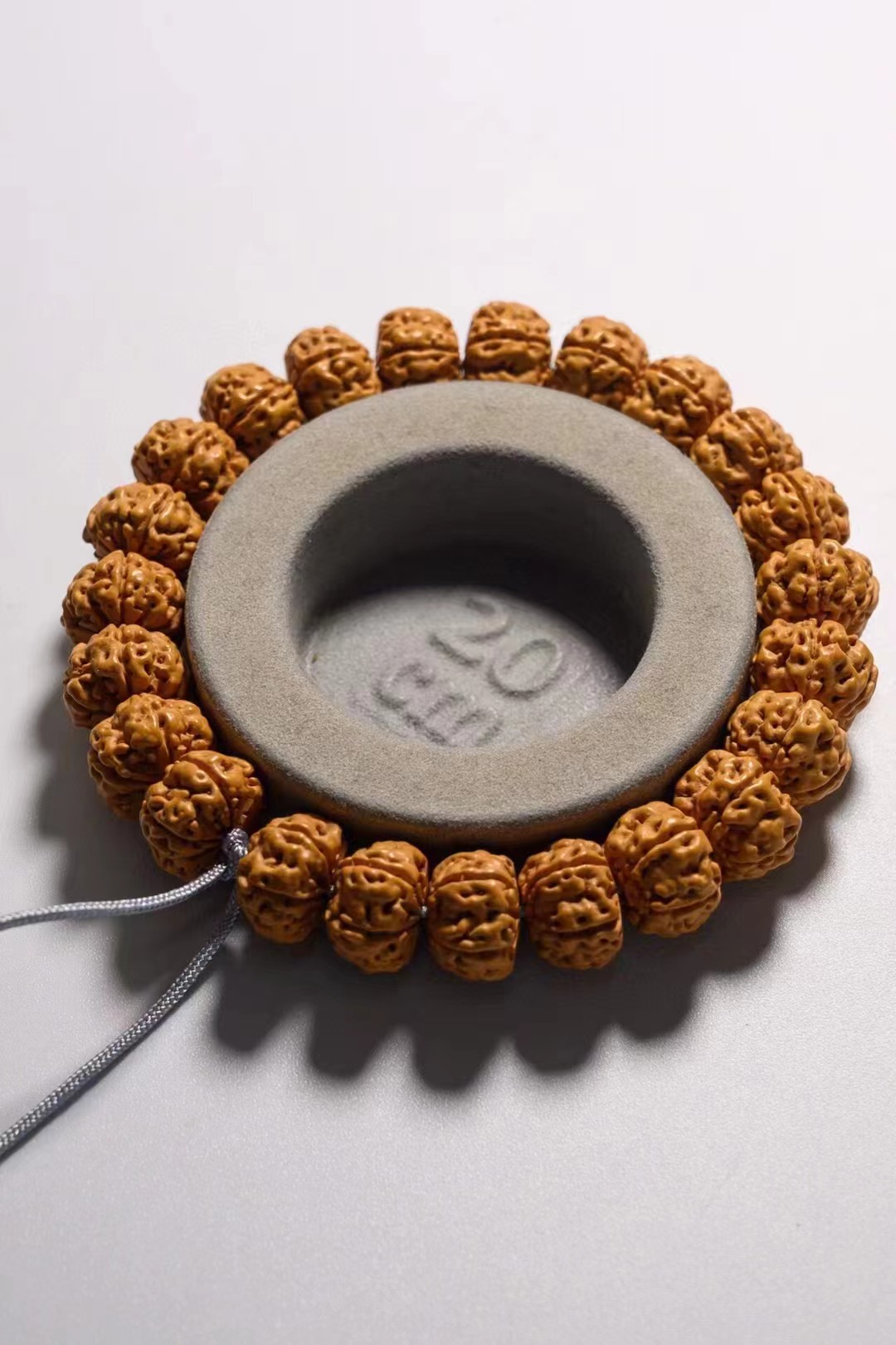 戴便宜的手链对身体有害吗,戴便宜的手链丢人吗