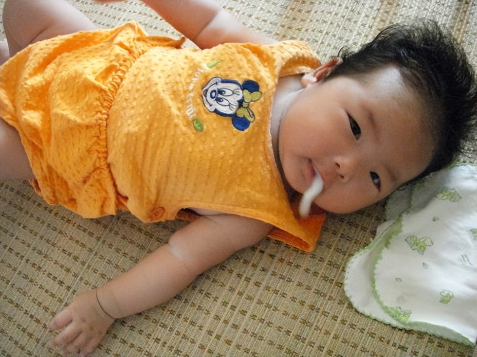 宝宝呛奶吐奶的正确处理,宝宝有吐奶呛奶应该怎么办