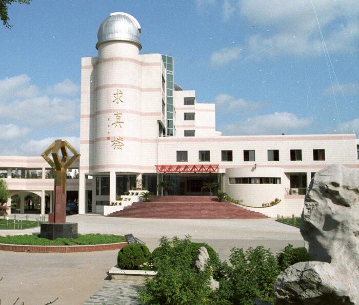 它是江苏千亿县成员之一，户籍人口近100万，人均收入高达43645元